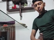 Joven se masturba mientras come 16/16