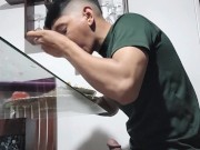 Joven se masturba mientras come 2/16