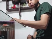 Joven se masturba mientras come 3/16