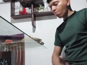 Joven se masturba mientras come 4/16