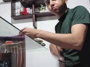 Joven se masturba mientras come 5/16