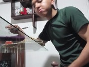 Joven se masturba mientras come 6/16