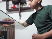 Joven se masturba mientras come 7/16