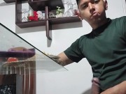 Joven se masturba mientras come 8/16