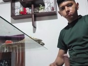 Joven se masturba mientras come 9/16