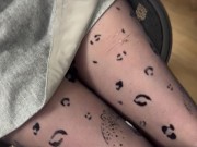 La stagiaire me suce bien et je jouit sur ces lunettes 1/16