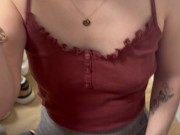 La stagiaire me suce bien et je jouit sur ces lunettes 15/16