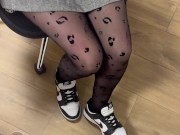 La stagiaire me suce bien et je jouit sur ces lunettes 4/16