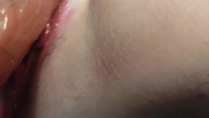 Amiga Joven de 18 Años No para Chorrear Al cogerse una Polla siendo Virgen