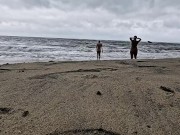 Latina culona se masturba en playa pública mientras la gente mira