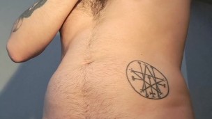 Mi tocco il cazzo, scoreggio per te e mi lecco le ascelle salate