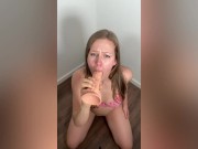 Julia würgt an ihren 23 CM Dildo (deepthroat) 11/16