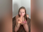 Julia würgt an ihren 23 CM Dildo (deepthroat) 14/16