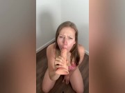 Julia würgt an ihren 23 CM Dildo (deepthroat) 15/16
