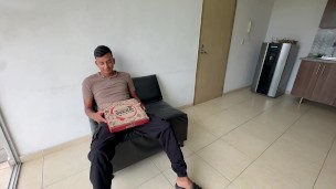 Compre una pizza a mi culona novia de un sabor muy especial, y me deja metérselo por su rico culo.