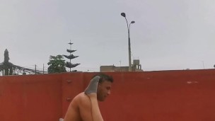 En el patio conmiedo que nos vean los vecinos