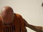 Viejito cumpleañero recibe el mejor regalo doble penetración con una escort VIP 1/16