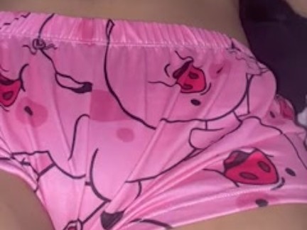 TEEN18+ en pyjama a sa chatte serrée et mouillée
