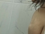 Oh no padrastro pervertido  le da una ereccion espiando asu hijastra en la ducha 1/16
