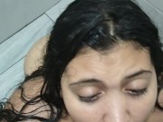 Oh no padrastro pervertido  le da una ereccion espiando asu hijastra en la ducha