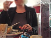 Tshirt transparent et seins nus au restaurant 10/16