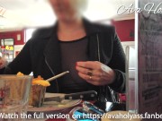 Tshirt transparent et seins nus au restaurant 2/16