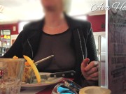 Tshirt transparent et seins nus au restaurant 3/16