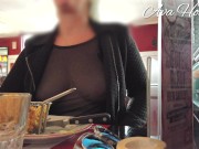 Tshirt transparent et seins nus au restaurant 7/16