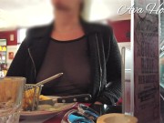 Tshirt transparent et seins nus au restaurant 9/16