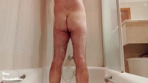 De polla blanda a dura y grande en la ducha! Maduro peludo real machacando su gran polla dura!