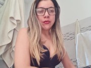 gostosa limpa casa de calcinha 1/16