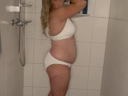 Dusche Binkini Selbstbefriedigung Durchbrause heißer Wasserstrahl feucht zittern Zucken stöhnen 4/16