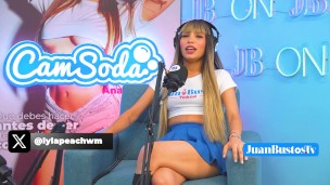 TEEN LylaPeach tiene 21 orgasmos y SQUIRT mientras la azotan con billetes en la FUCKMACHINE del PODC