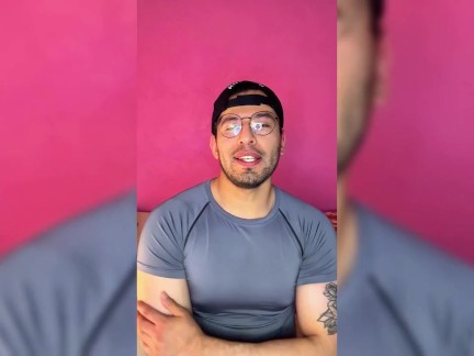 Joven exitado por ver un gran culo twink en el gym se masturba llegando a casa
