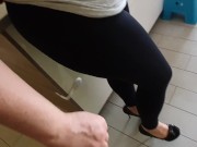 prima i piedini,bocca,la mano alla fine non resiste e sborra a terra quardandomi in legging e tacchi 7/16