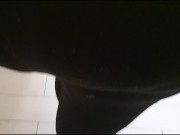 prima i piedini,bocca,la mano alla fine non resiste e sborra a terra quardandomi in legging e tacchi 8/16