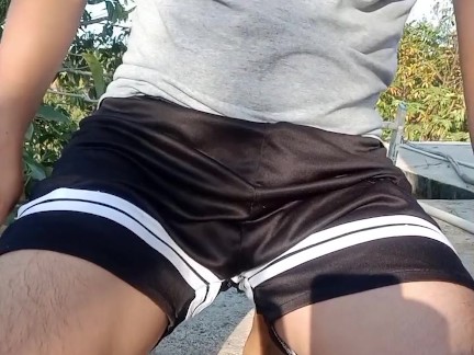 Chico de 24 años haciendo una paja en la azotea