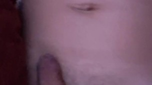 Twink se masturba en su habitación de noche y juega con una rica polla de gran tamaño