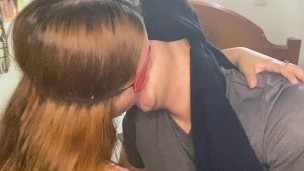 En clases de BESOS con mi HERMANASTRA candente 😈