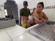 APROVECHO QUE EL VECINO POLICIA ESTA DESCANSANDO PARA FOLLARME A SU MUJER