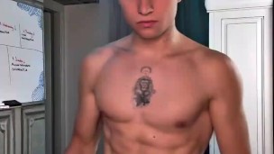 Twink Submisso Balkan Explora o Pau do Daddy