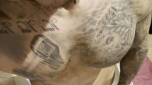 MUSCLE GAY BOY PISSING💦💦