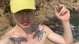 BONNE PETITE CHIENNE TRANS APPLIQUE SON LIPSTICK À PLAYA DEL AMOR.