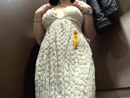 Žluté šaty a upskirt bez kalhotek