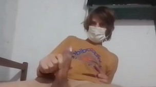 Hombres alfa se masturban en baño público después de recibir desnudos