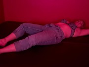 Selbstbefriedigung Kino zittern Zucken stöhnen intensive multiple Orgasmen feuchte Klitoris reiben 4/16