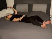 Selbstbefriedigung beim porno schauen multiple orgasmen Klitoris reiben Fingern feucht auf dem Bett 10/16