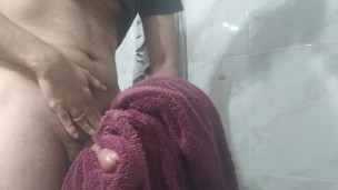 Chico se masturba y gime intenso (gay)