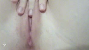 Sola gimiendo con la luz encendida