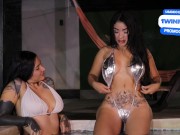 Ando muy cachonda y convenzo a mi amiga de coger en la piscina, me como todo su delicioso coño